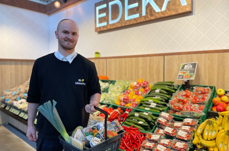 Veganuary, Mitarbeiter EDEKA Hirche, Korb mit veganen Artikeln