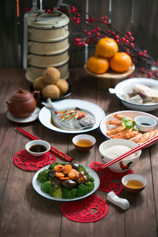 Festtafel mit Essen zum chinesischen Neujahrsfest