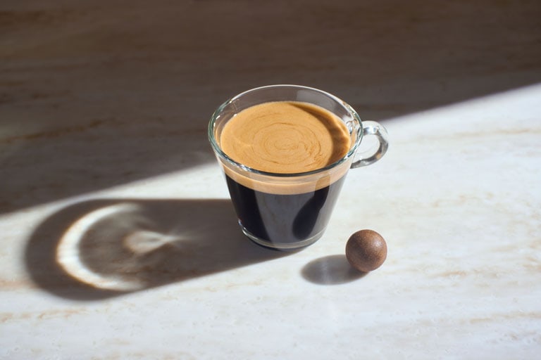Tasse mit Kaffee und CoffeeB Ball 
